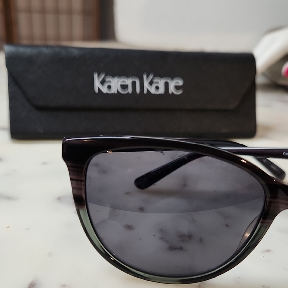 Vintage | Karen Kane w/Case 56¤16-135 Grey/Green Lens Sunglasses